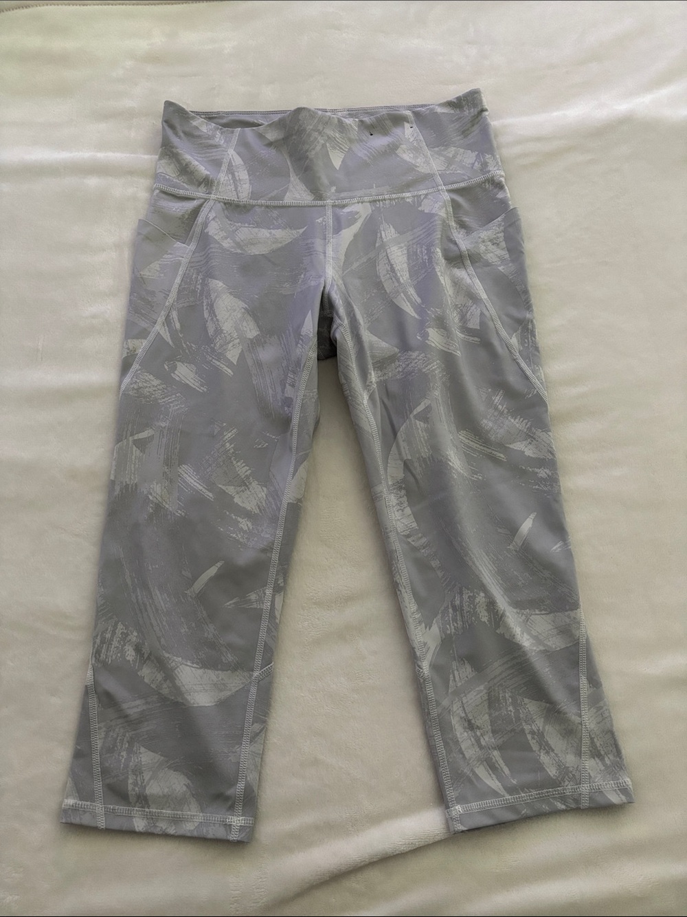 Xersion Light Gray Abstract-Print High-Rise Cropped Capris